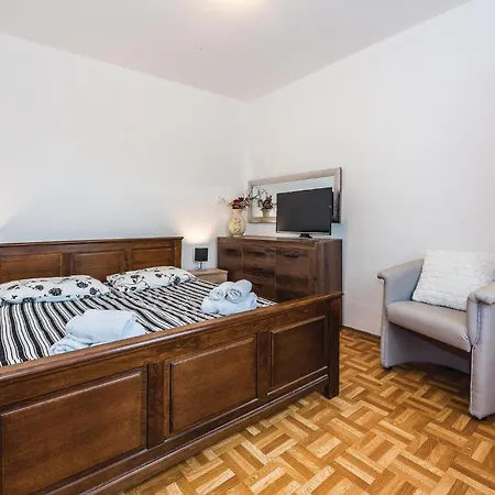 Pet Friendly In Danilo Holiday home